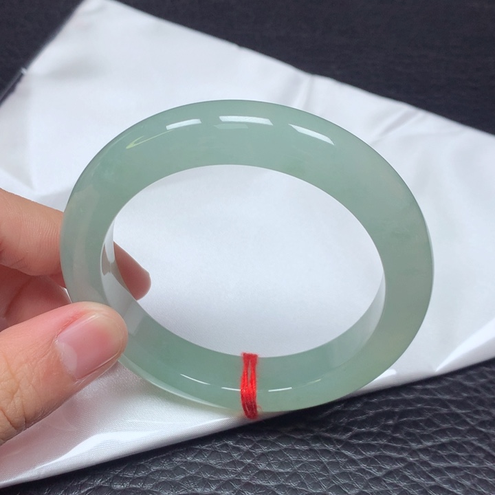 翡翠手镯未镶嵌。