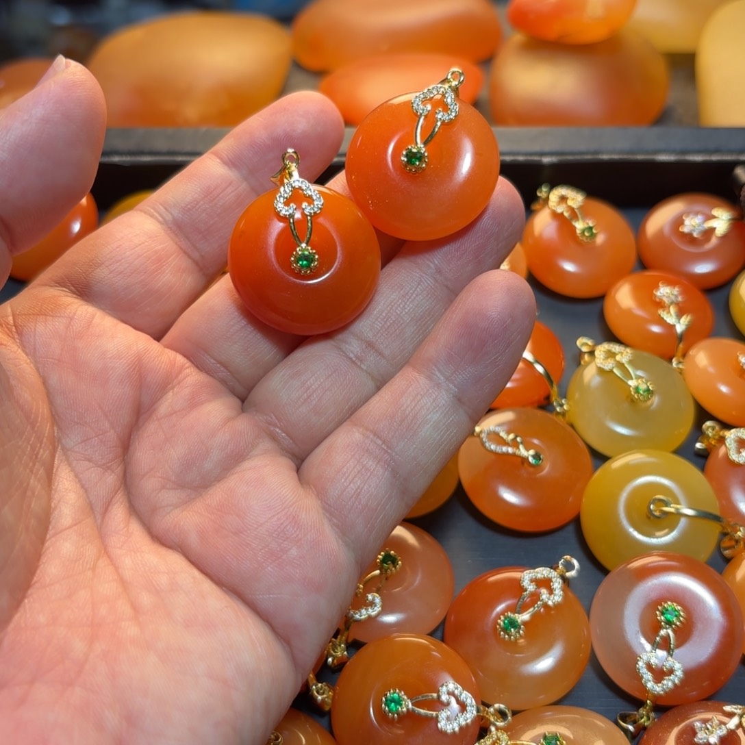 静***好石英岩玉未镶嵌挂件