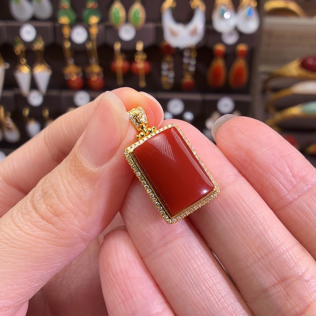 18K金镶嵌吊坠南红玛瑙