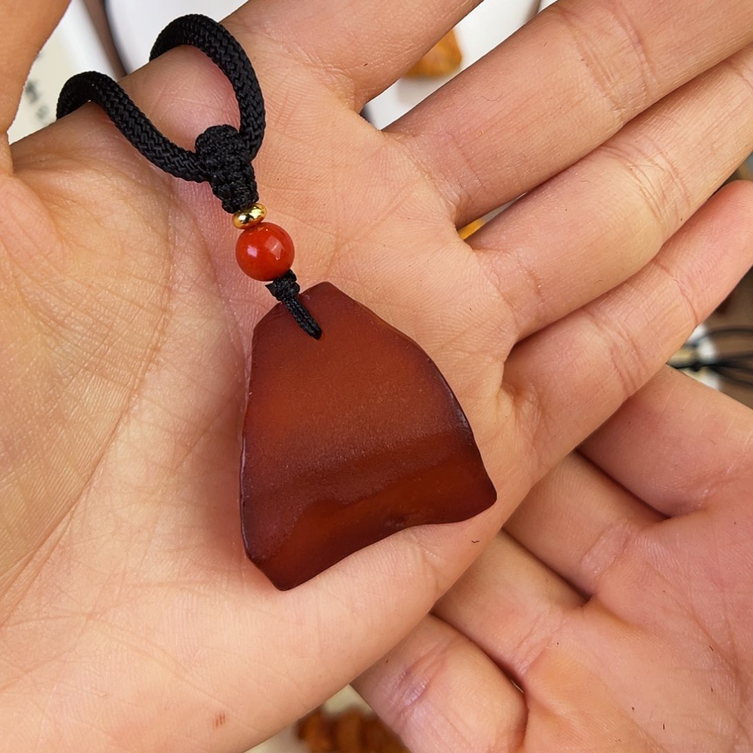 琥珀珠宝奇石未镶嵌。