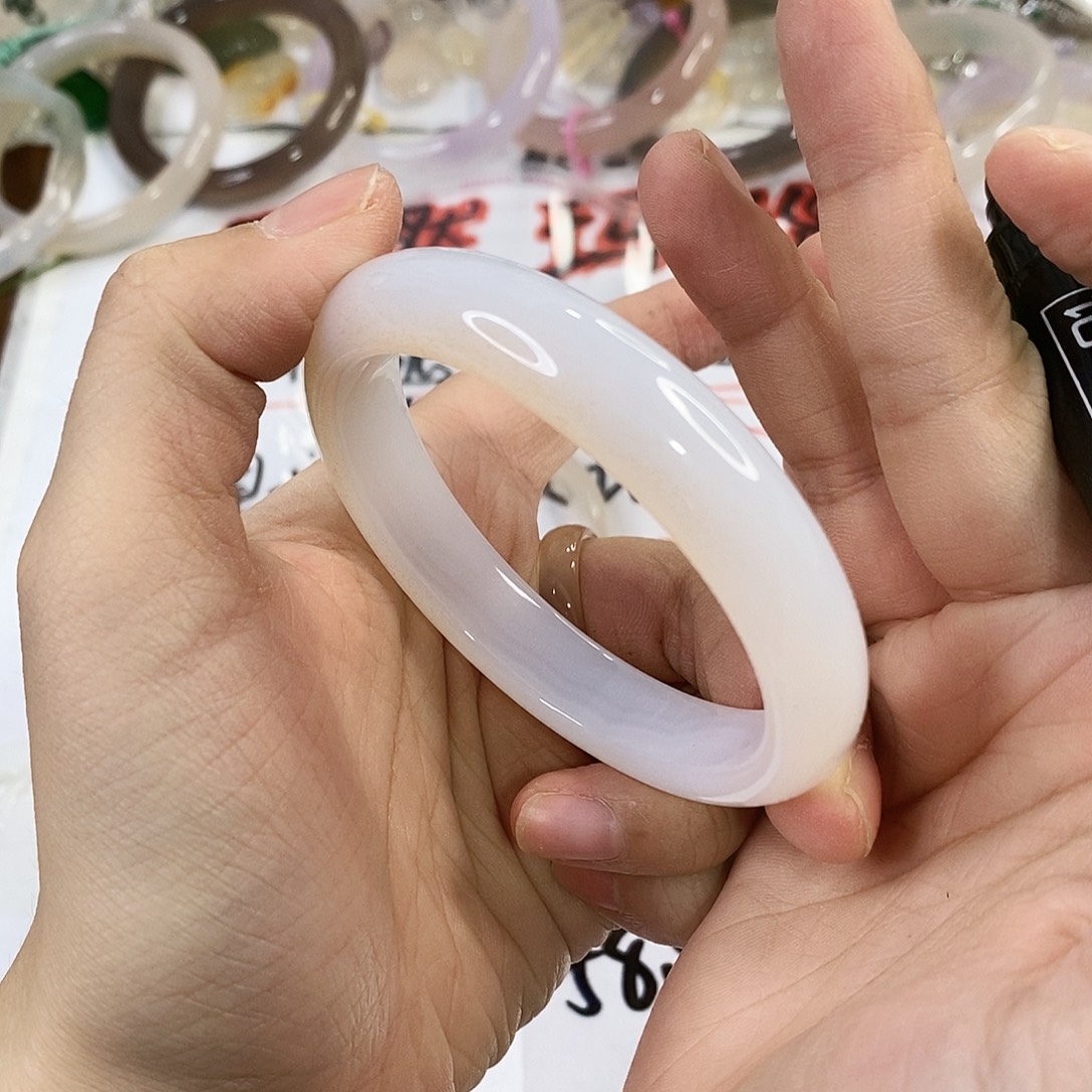 玛瑙/玉髓未镶嵌手镯A555。58.8圈。 瑕