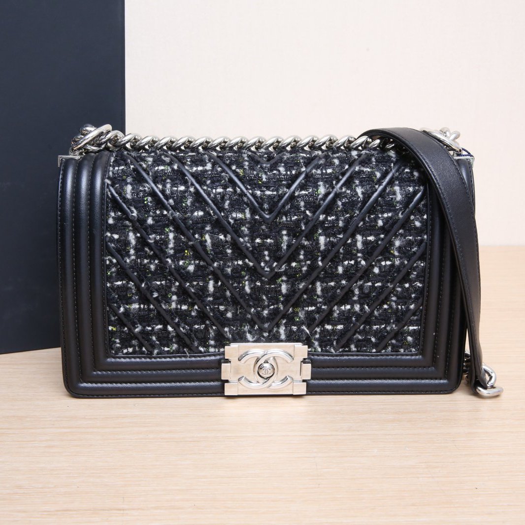 95新 Chanel/香奈儿 小花黑黑Leboy 中号 黑色 毛呢 24开 包