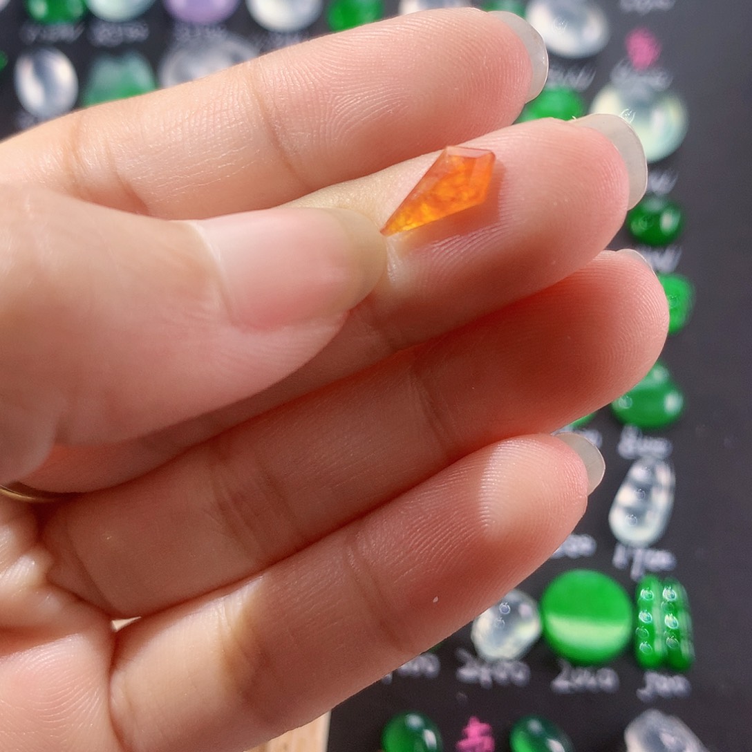 【闪购商品】翡翠颈饰未镶嵌切割