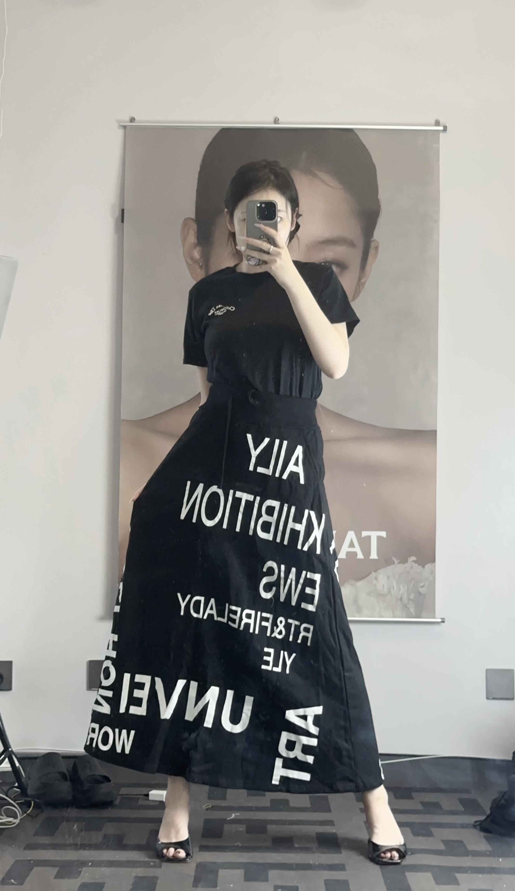 透气刺绣常规款字母短袖圆领连衣裙小众修身长款黑色