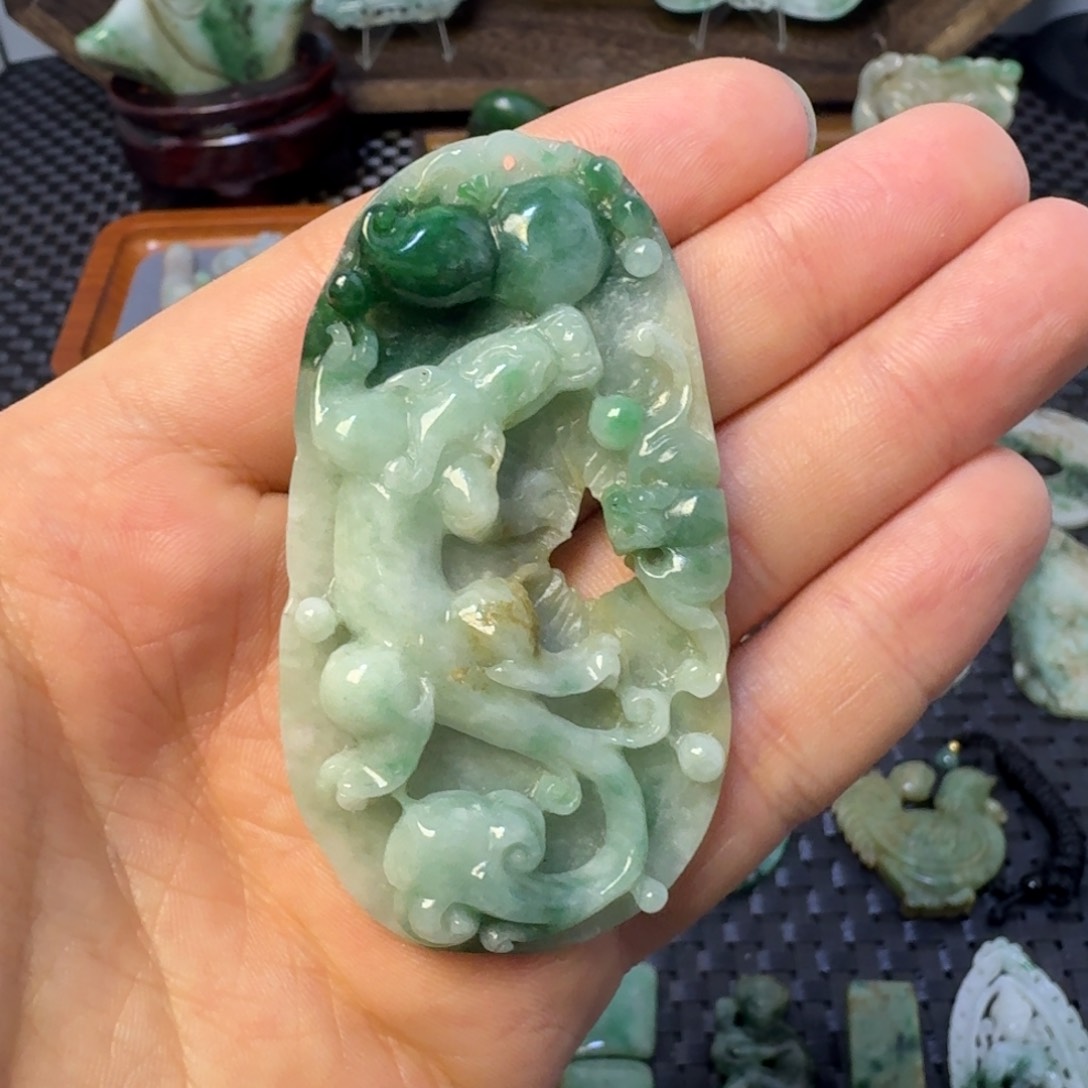 翡翠颈饰未镶嵌翡翠颈饰未镶嵌..