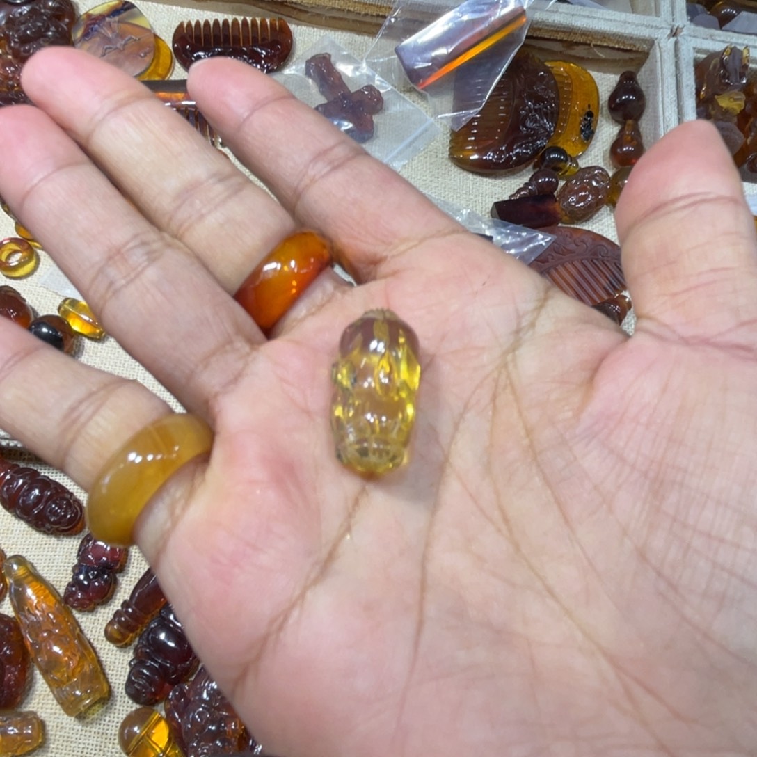 琥珀未镶嵌手串貔貅