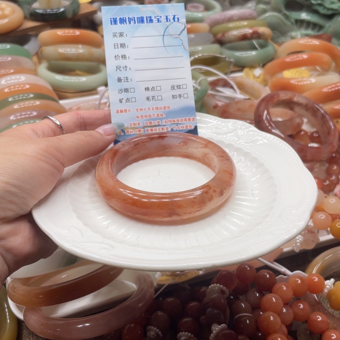 石英质玉未镶嵌手镯?