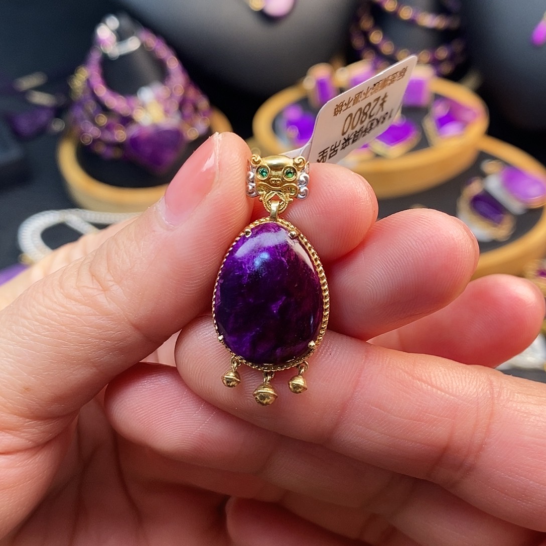 大***宝苏纪石（舒俱来）18K金镶嵌吊坠