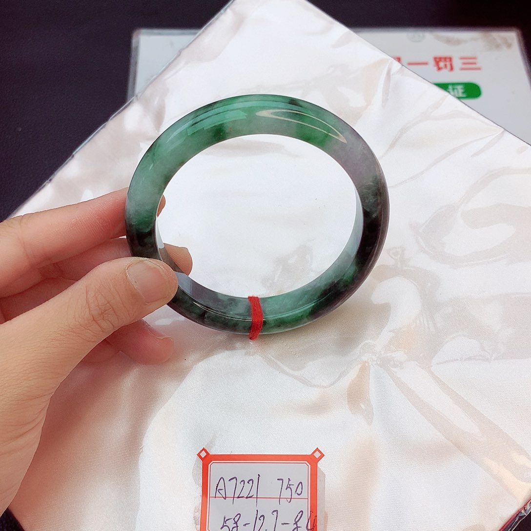 翡翠手镯未镶嵌翡翠