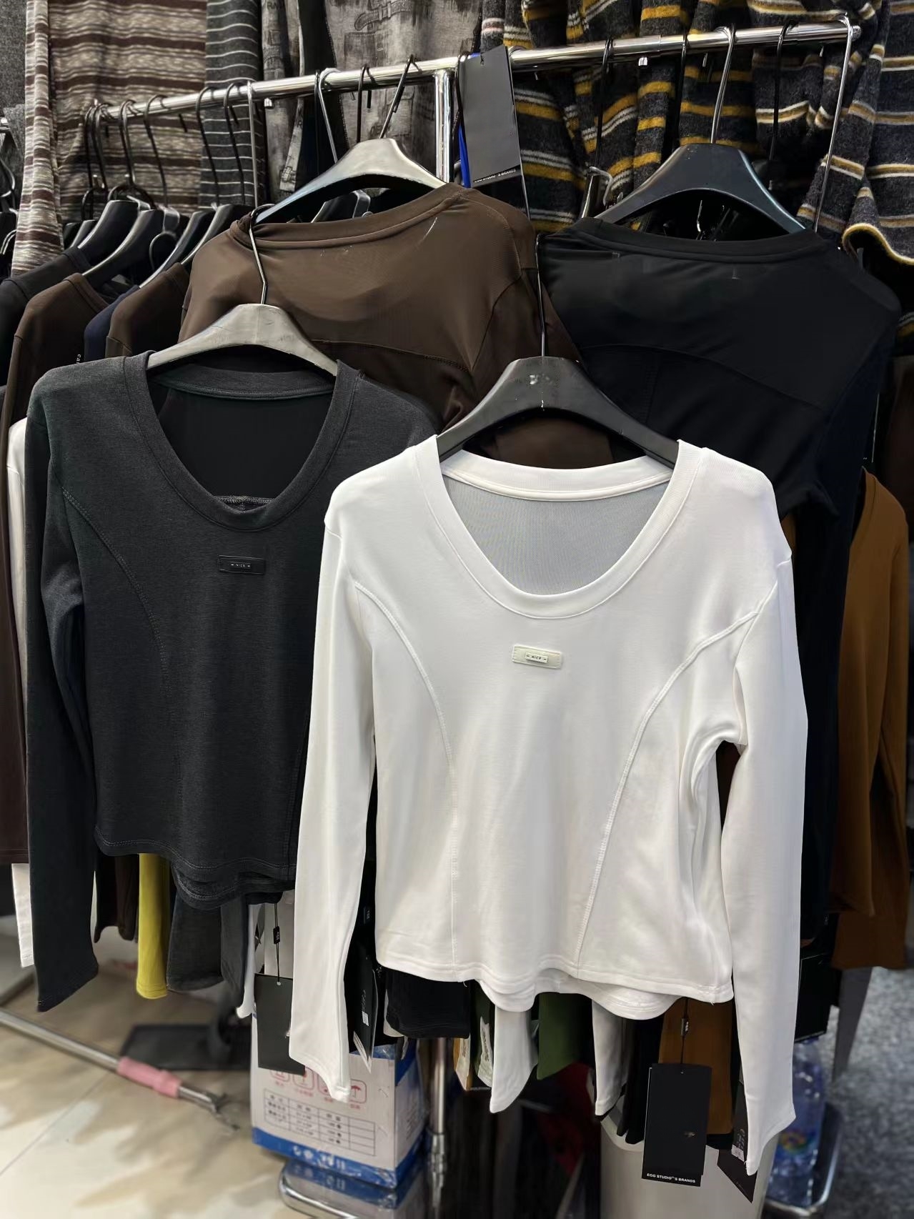 22611#前小标拼接设计感圆领长袖打底女上衣秋冬新款洋气