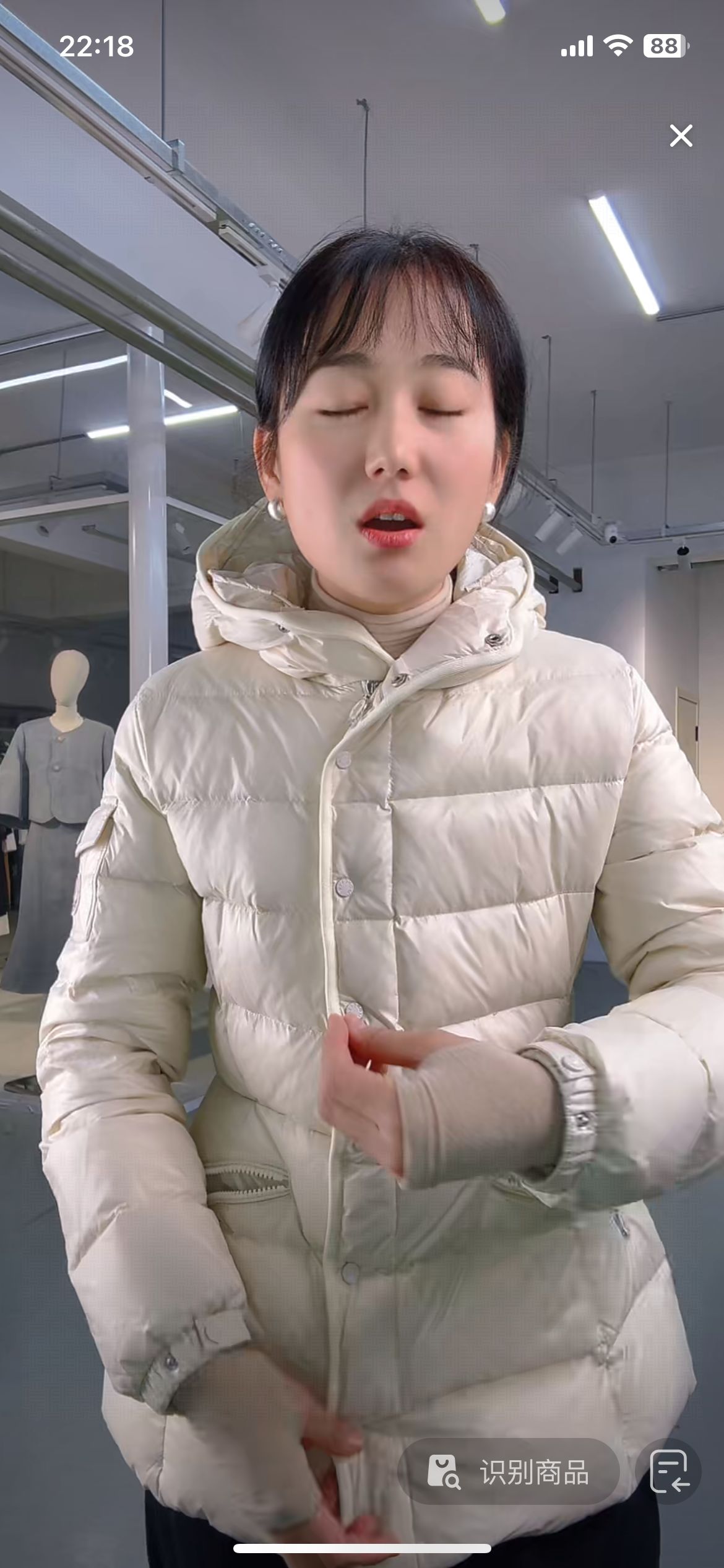 闪闪兒 精选 轻便常规连帽小蛮腰修身女士羽绒服5085