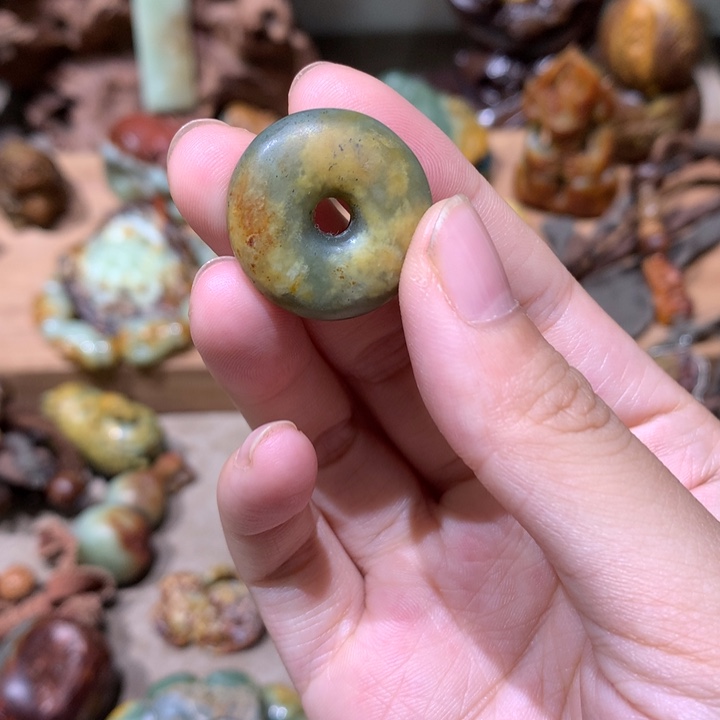 未镶嵌岫岩河磨玉（透闪石质玉）挂件