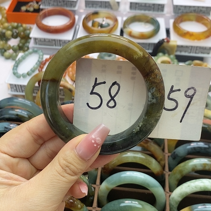 蛇纹石玉手镯未镶嵌