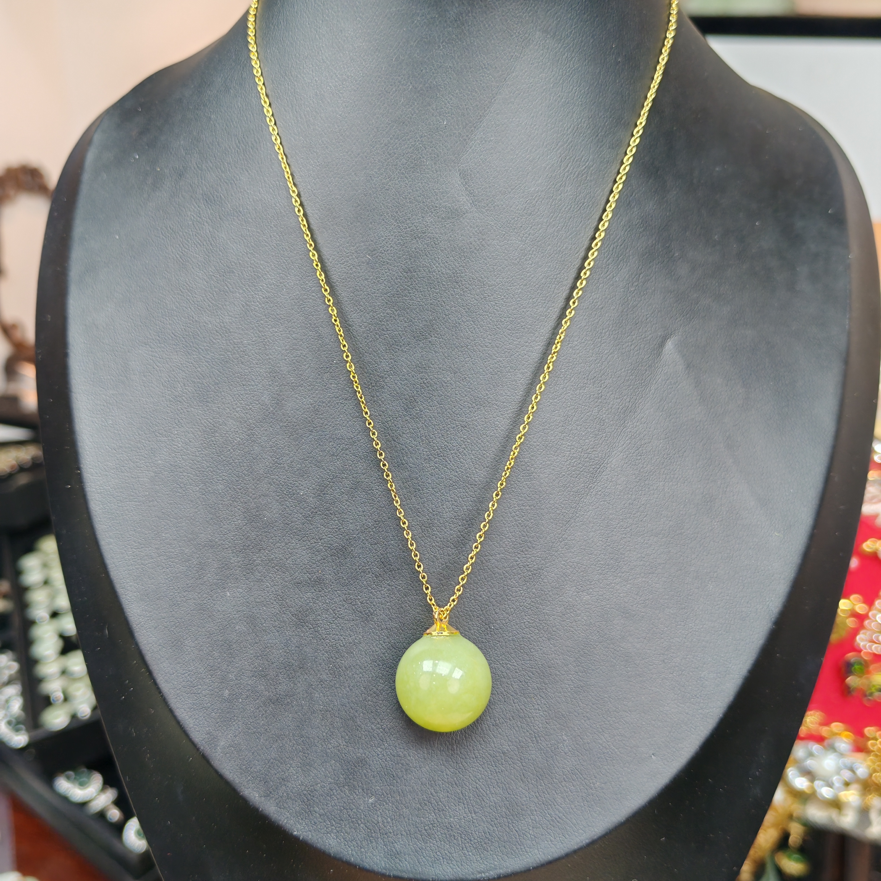 岫玉上品精美湖水绿运珠挂件