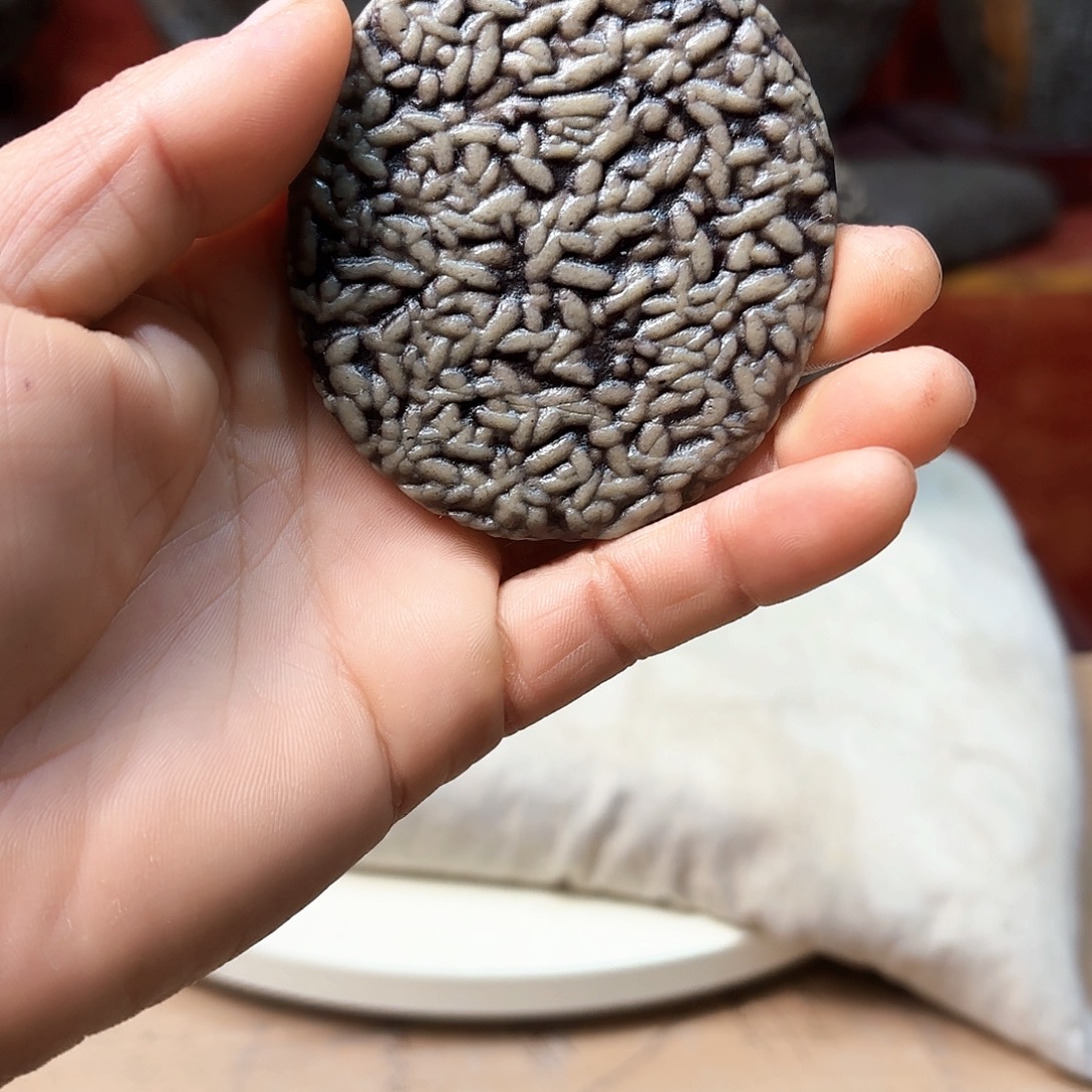 解***放有机玻璃三清山米粒石摆件