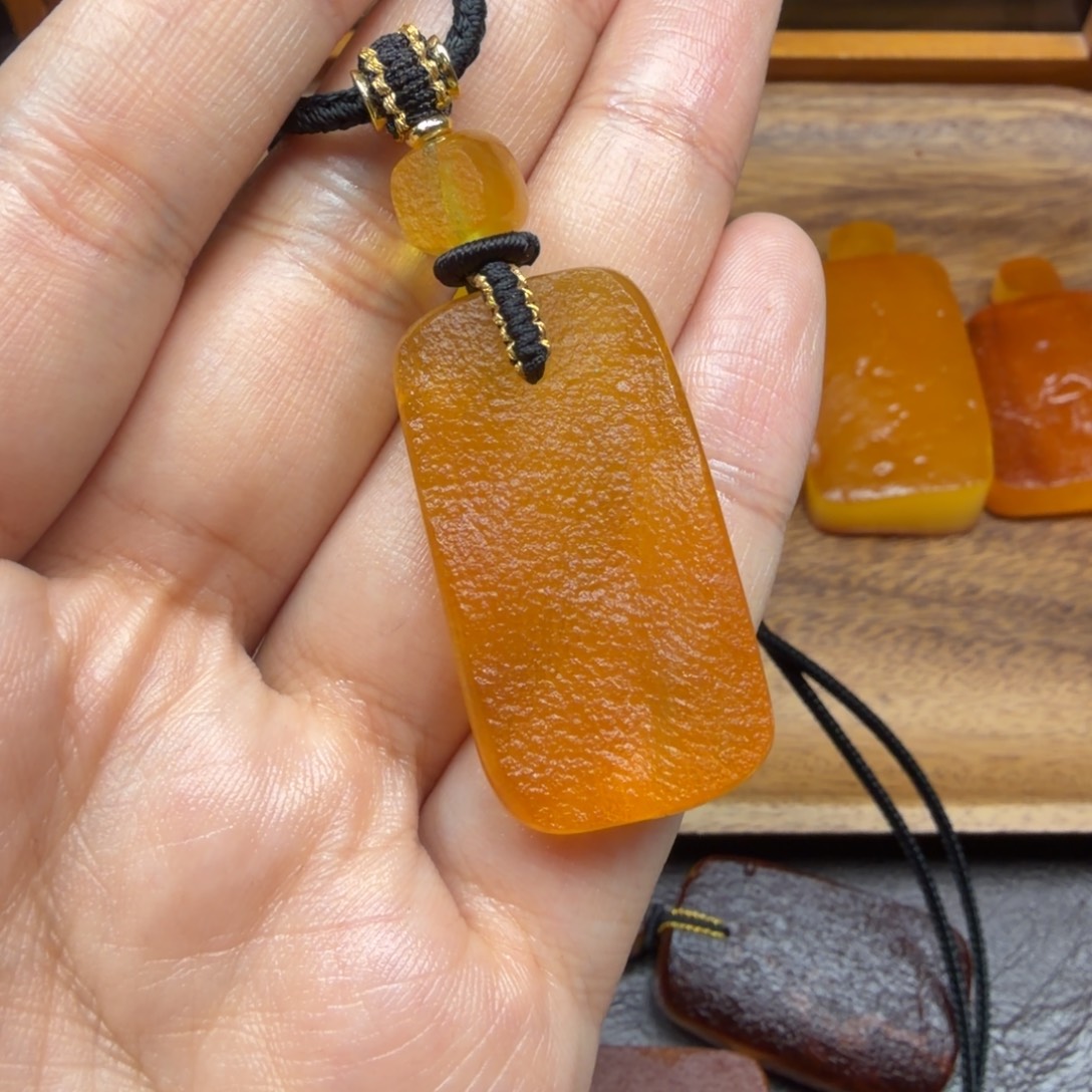 琥珀未镶嵌吊坠(赠链)