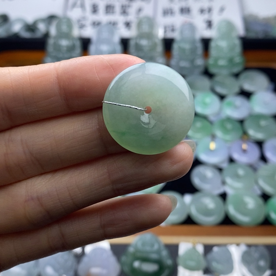 翡翠颈饰未镶嵌平安扣