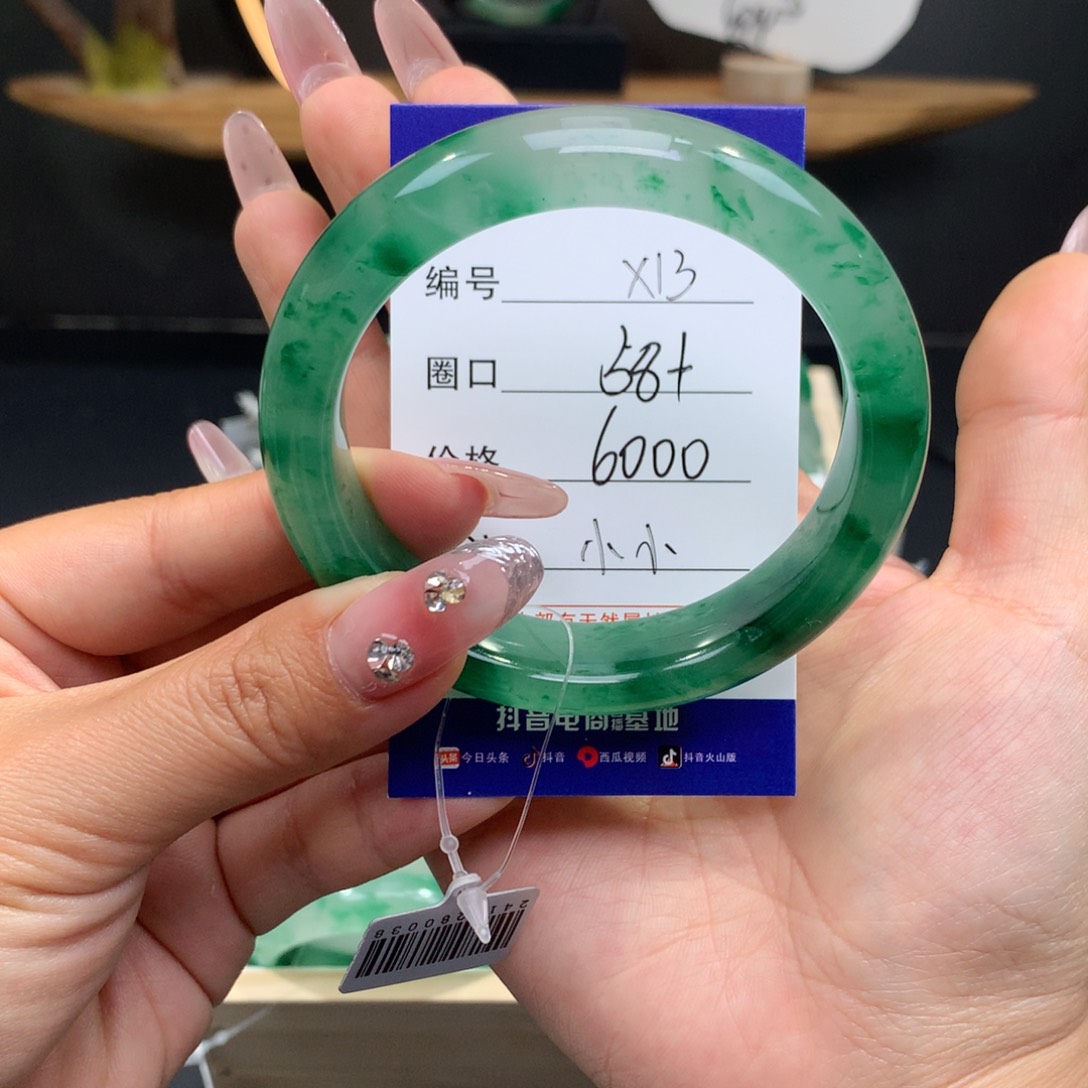 石英质玉手镯未镶嵌美***汁