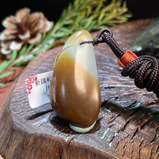 新疆和田玉且末糖青白挂件19.7g