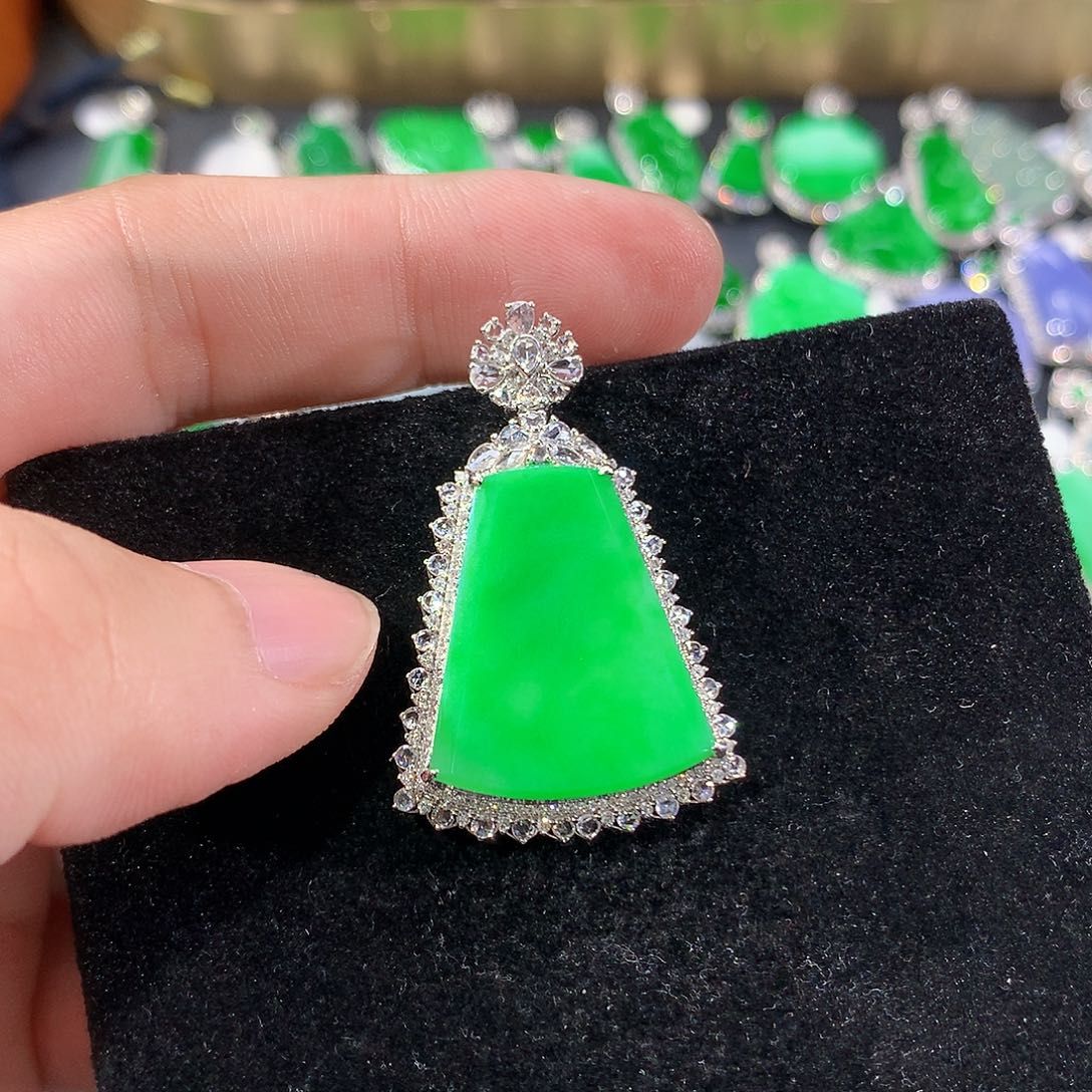 翡翠18K金镶嵌颈饰