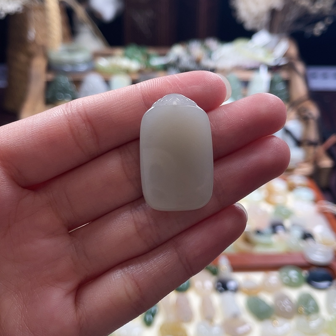 和田玉未镶嵌吊坠(赠链)