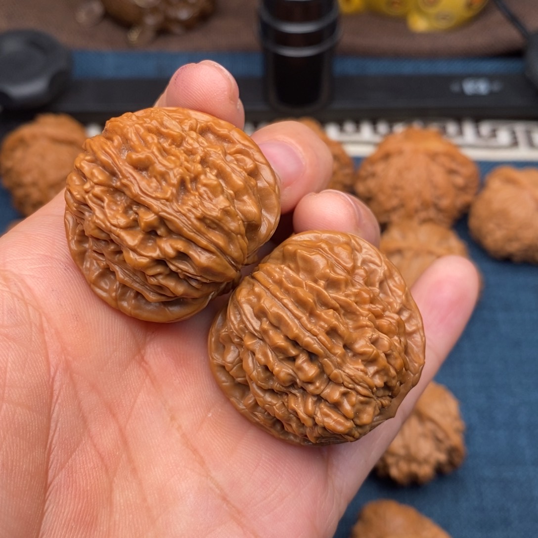 文玩核桃把件7*36红皮四座楼