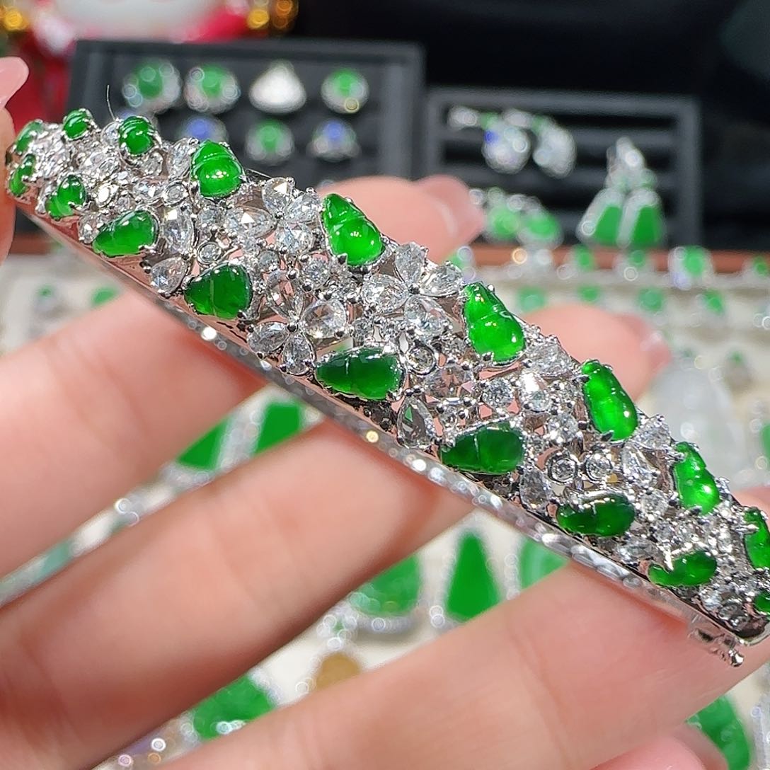 翡翠吊坠(不含链)18K金镶嵌