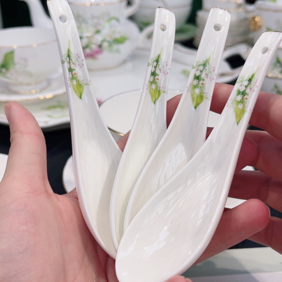 骨瓷四个勺子———————————