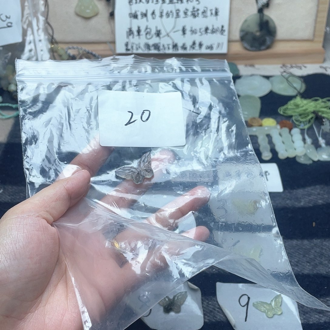 蛇纹石玉颈饰未镶嵌在*月