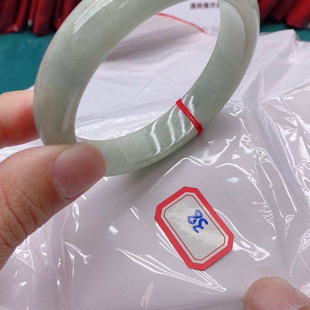 翡翠手镯未镶嵌芊***?3888888888