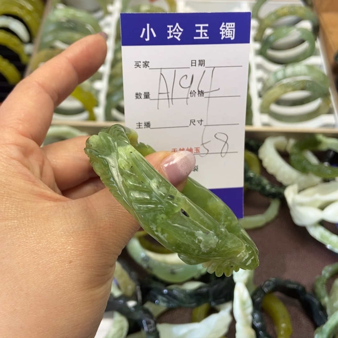 蛇纹石玉手镯未镶嵌