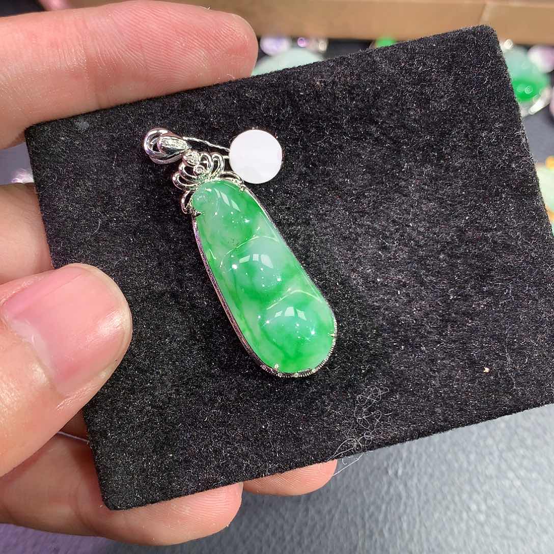 翡翠吊坠(赠链)18K金镶嵌淼**?