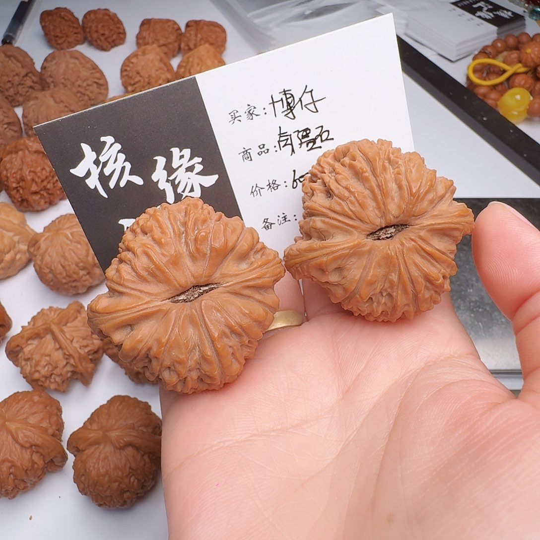博***仔桃核吊坠南疆石头