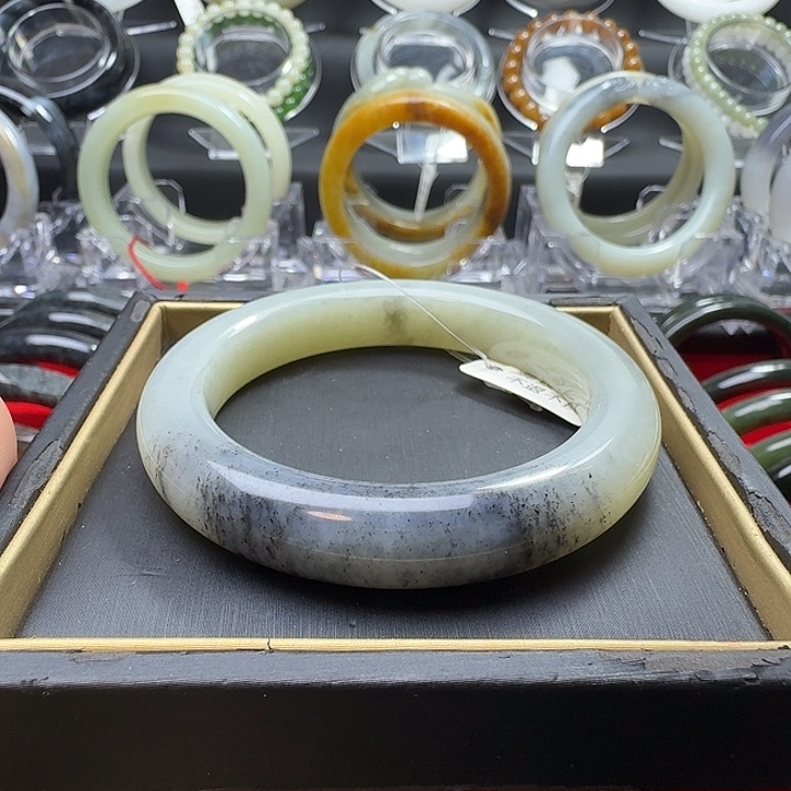 和田玉未镶嵌手镯