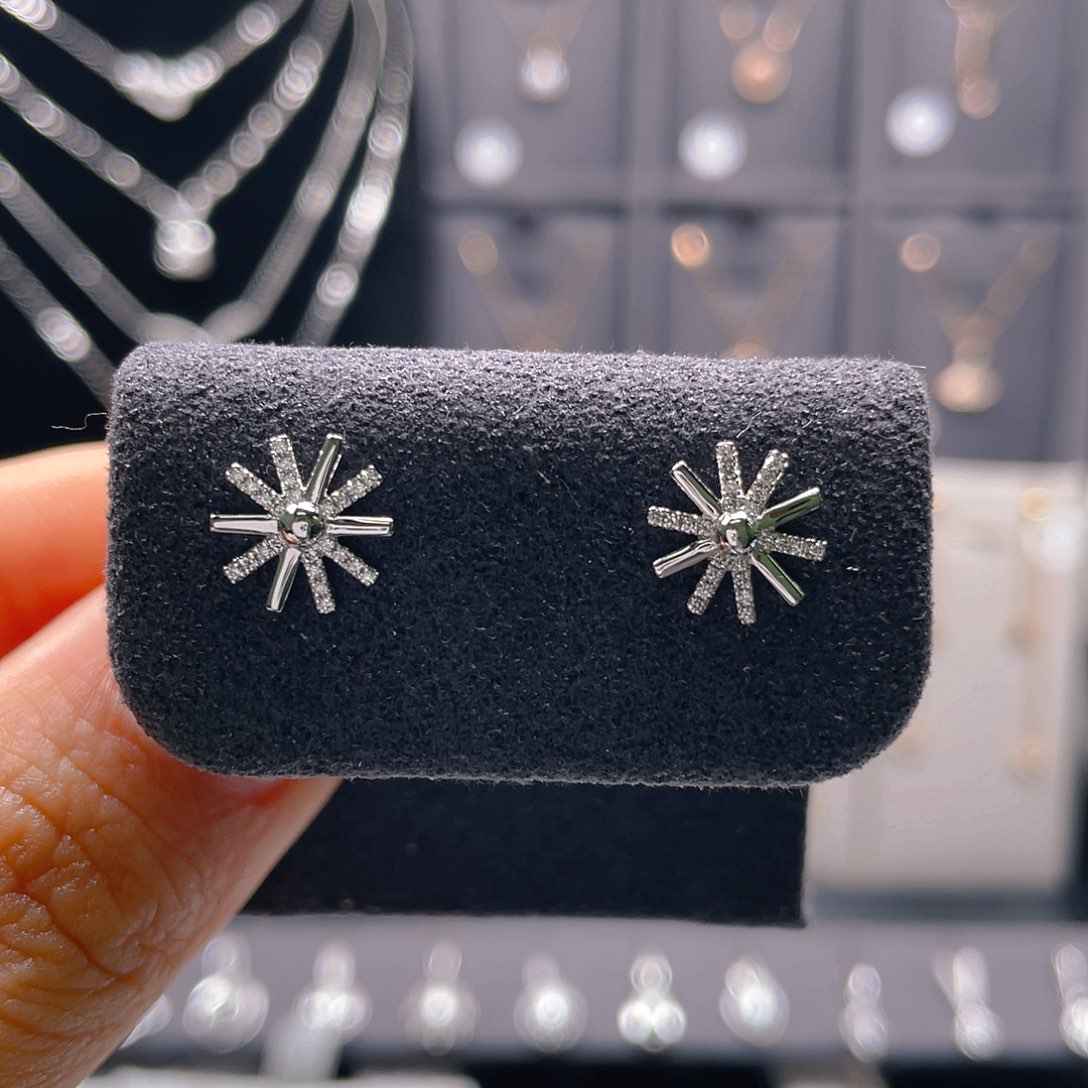 耳饰18K金镶嵌钻石耳钉