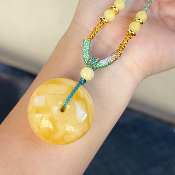 俄料满蜡黄白花蜜蜡平安扣吊坠，13.8克，尺寸34.2-18.7mm