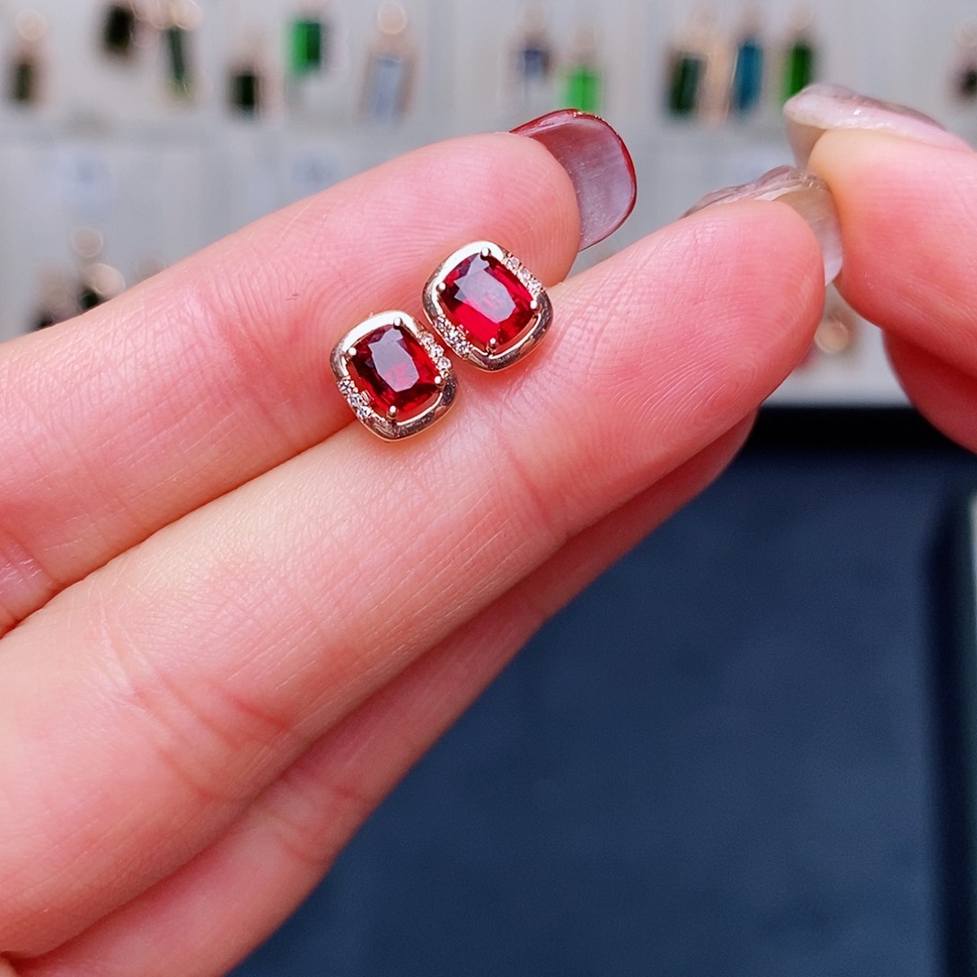 碧玺耳钉鸽血红18K金镶嵌