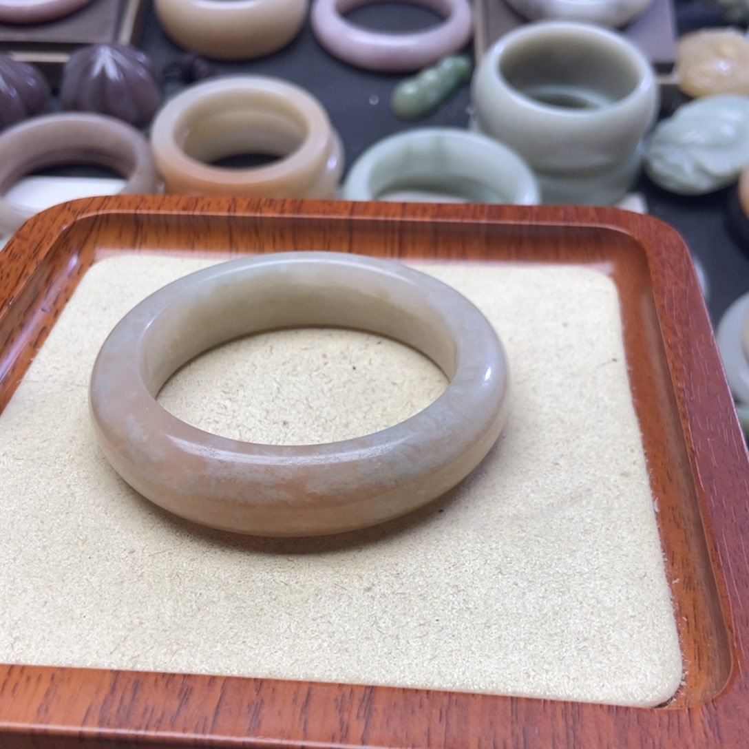 石英质玉手镯未镶嵌