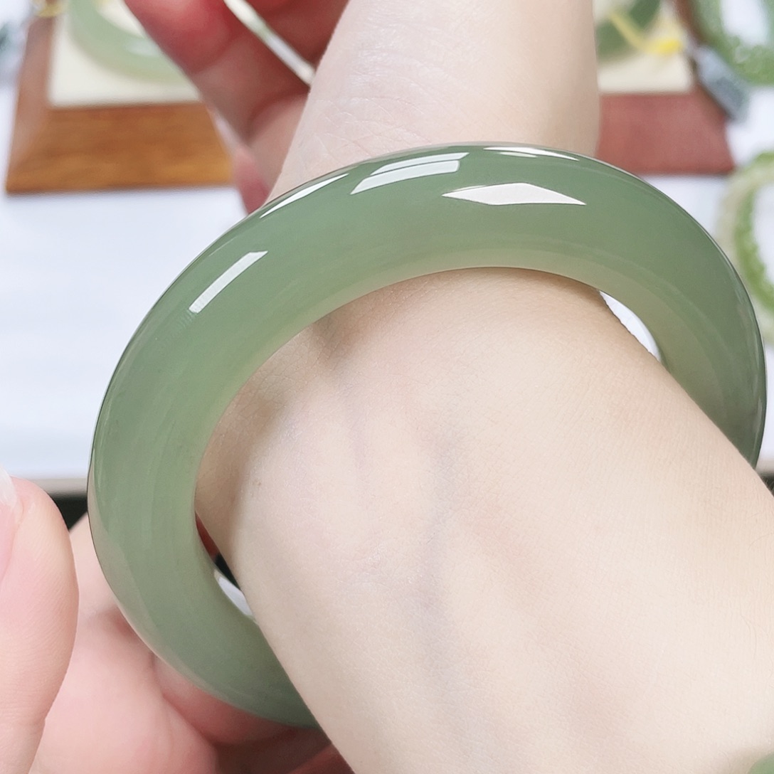 和田玉未镶嵌手镯