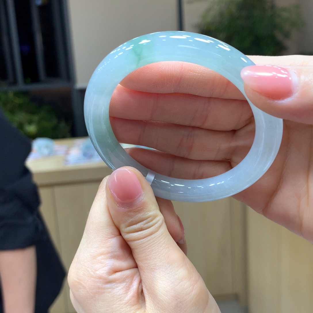 翡翠手镯未镶嵌不退不换