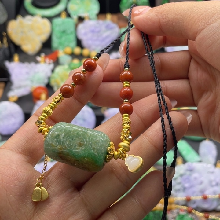 翡翠未镶嵌颈饰待编织