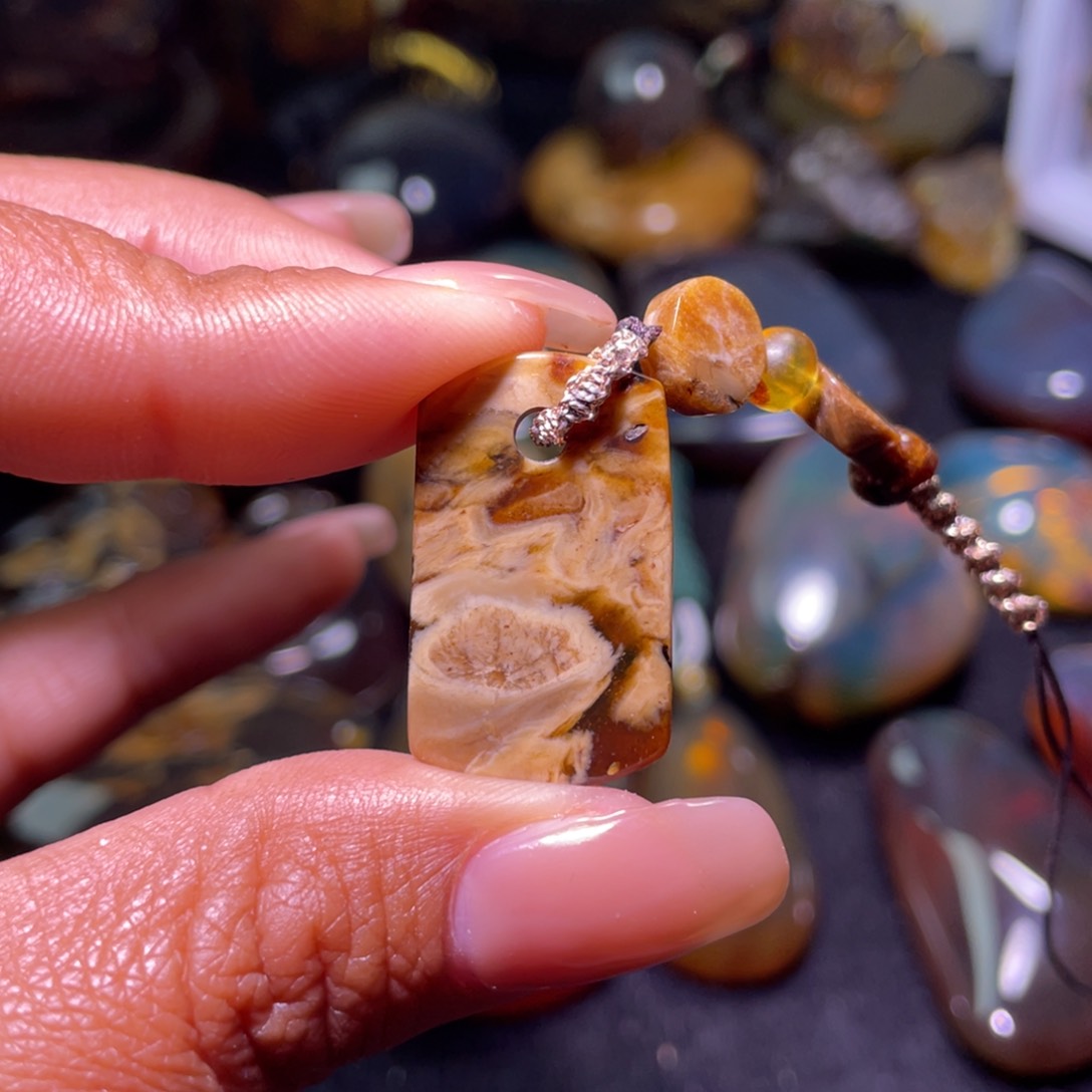 未镶嵌琥珀裸石！