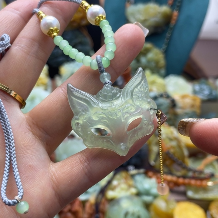 蛇纹石玉未镶嵌颈饰