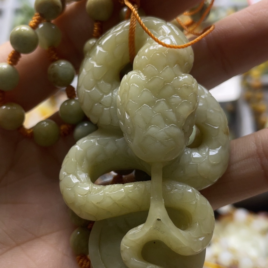 蛇纹石玉颈饰未镶嵌大**乐