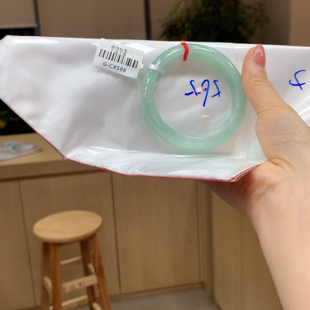 翡翠手镯未镶嵌不退不换