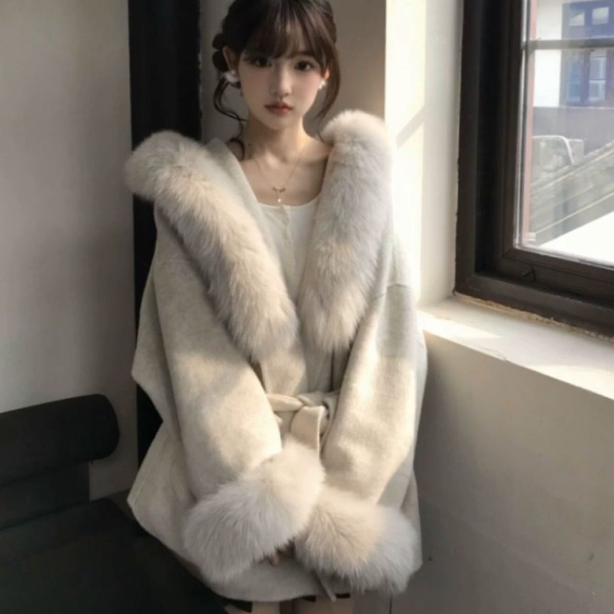 新年战袍女士秋冬高级感毛茸茸领连帽中长款外套