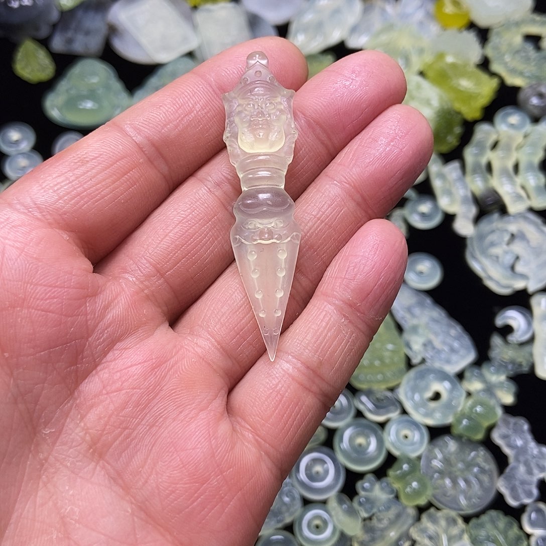 桃***树蛇纹石玉未镶嵌颈饰