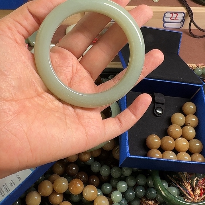 巧***力未镶嵌手镯和田玉