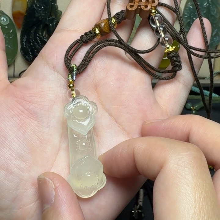 未镶嵌蛇纹石玉颈饰