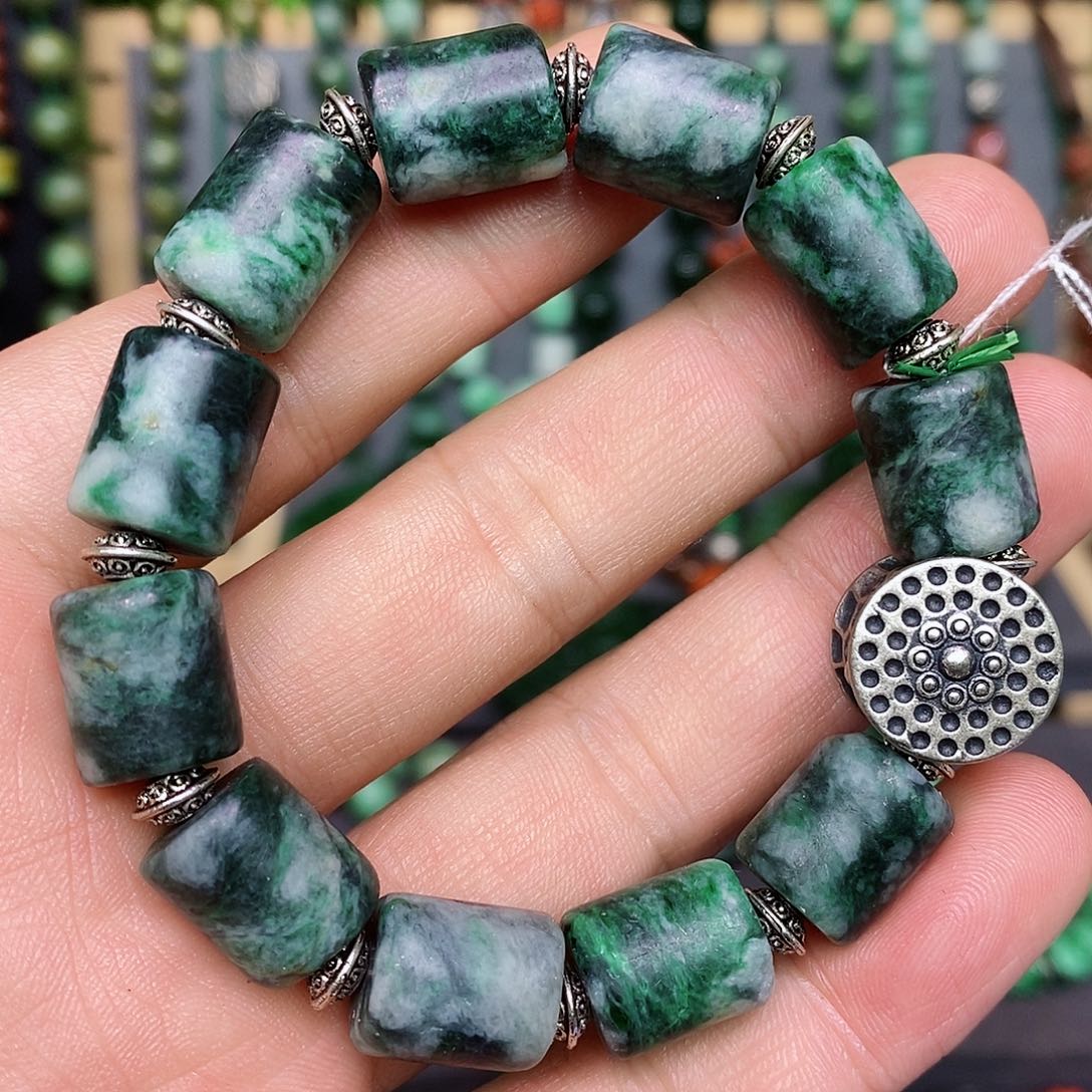 翡翠手链未镶嵌漂亮美眉